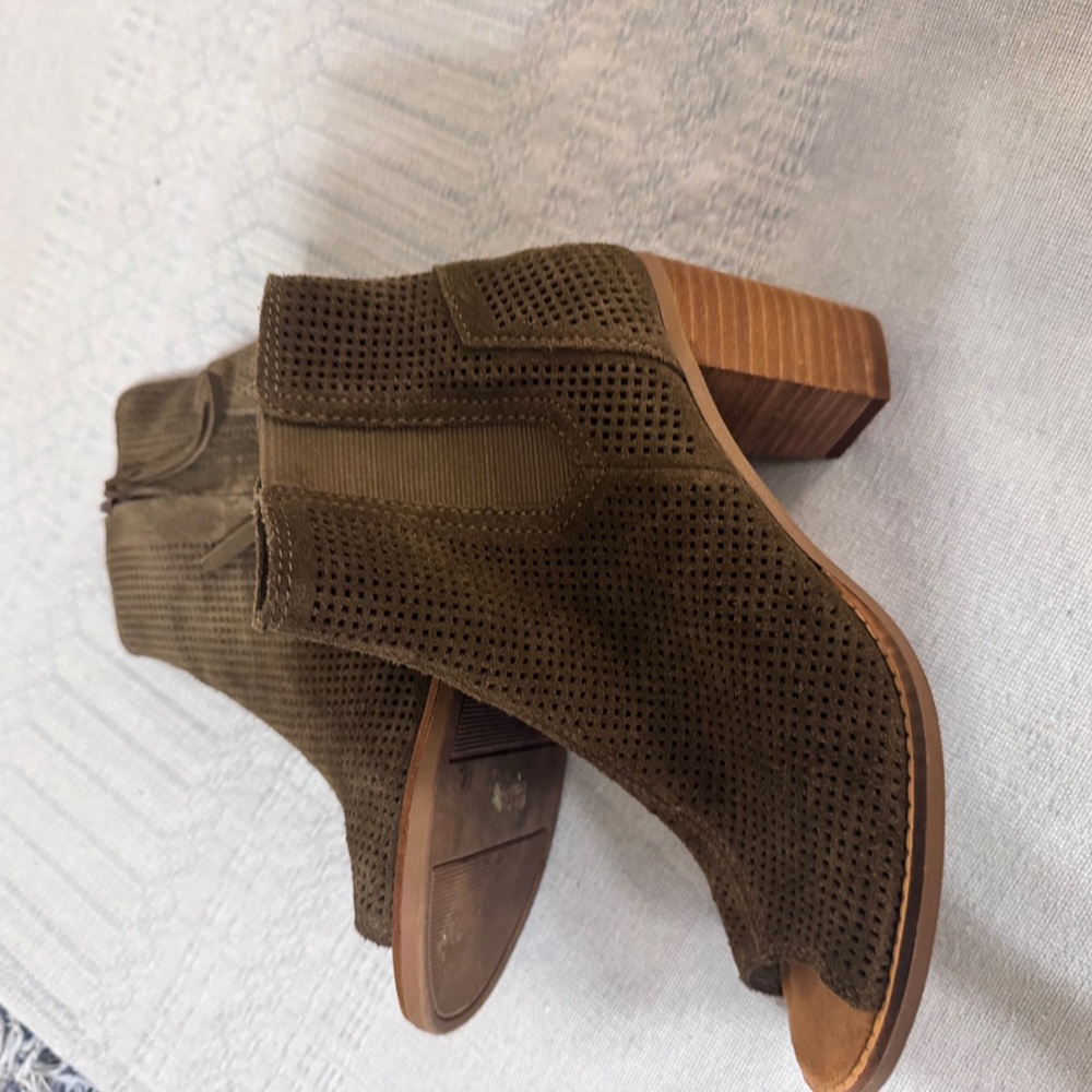 TOMS olive peekaboo shoes. Great condition. Fun all season shoes.